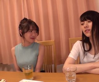 Chị gái khiêu khích thằng bạn trai của nhỏ em