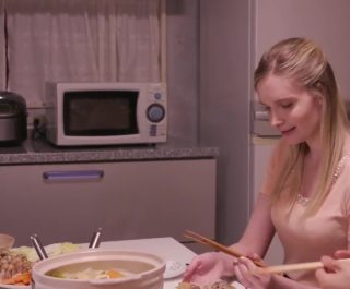 Hiếp cô con dâu là gái tây hấp dẫn